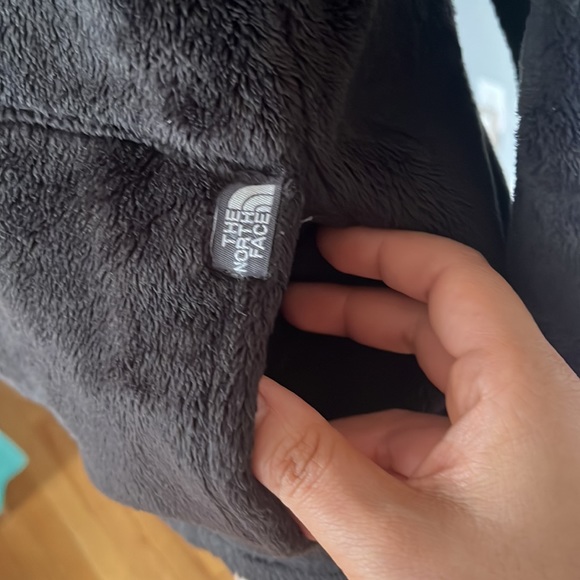 The North Face 1/4 zip pullover with Mitten sleeves - Picture 3 of 11